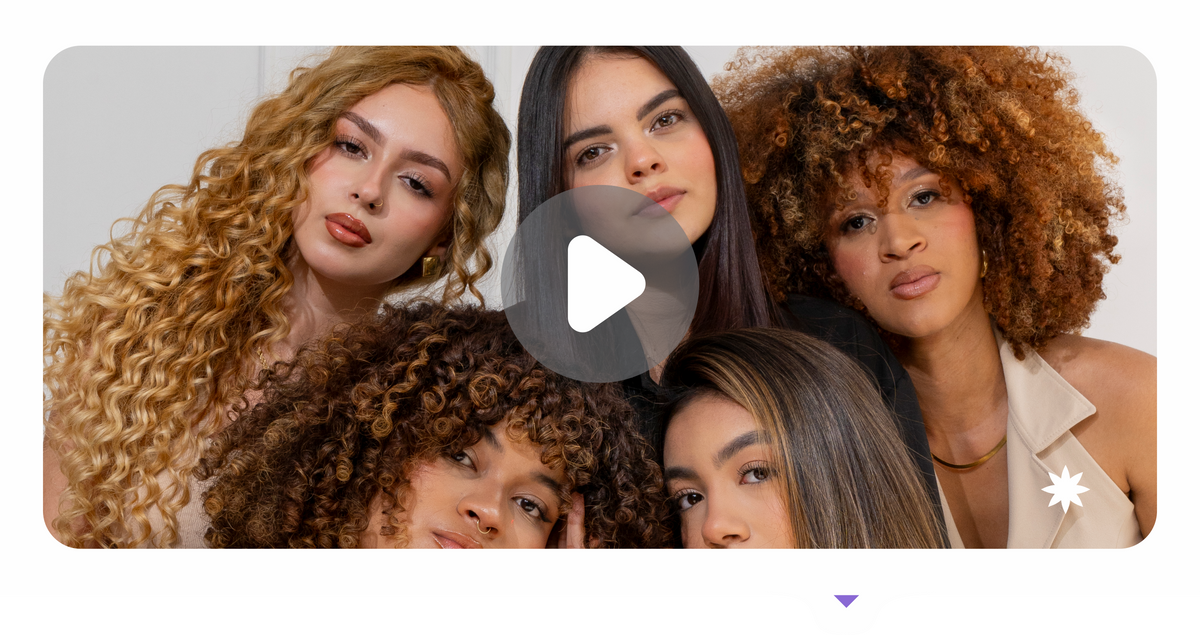 Cinco mujeres con cabello rizado, liso y ondulado sostienen productos Kerasolís.